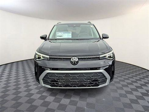 New 2025 Volkswagen Taos SE image 2