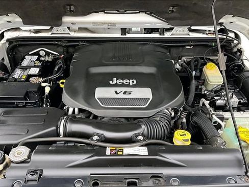 Used 2014 Jeep Wrangler Unlimited Sahara image 28