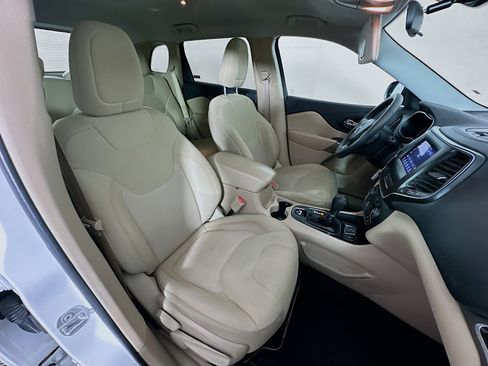 Used 2019 Jeep Cherokee Latitude w/ Popular Appearance Group image 28