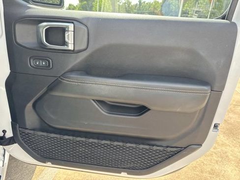 Used 2025 Jeep Wrangler Unlimited Sahara AWD/4WD image 19