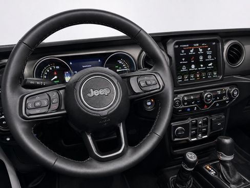 Used 2023 Jeep Wrangler Unlimited w/ Sun & Screen Package AWD/4WD image 30