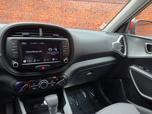 Used 2023 Kia Soul LX w/ LX Technology Package image 17