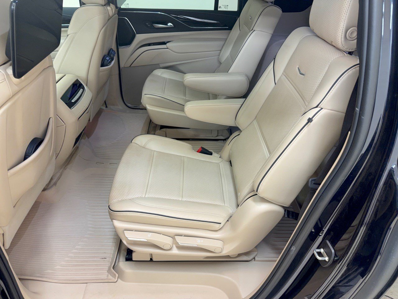 Used 2023 Cadillac Escalade ESV Premium Luxury w/ LPO, Floor Liner Package AWD/4WD image 25