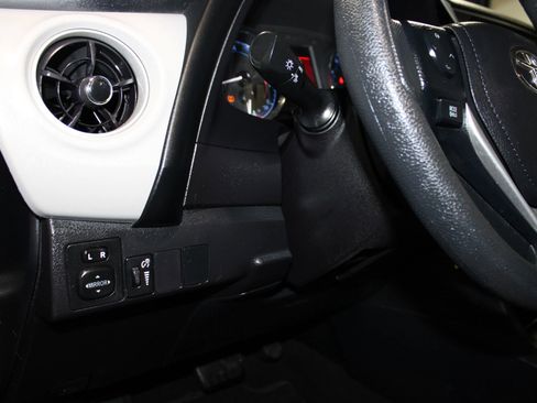 Used 2017 Toyota Corolla SE FWD image 19