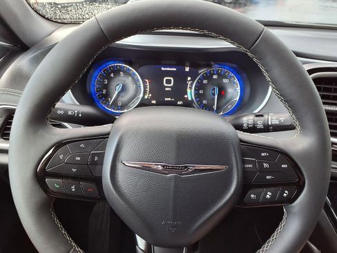 Used 2025 Chrysler Pacifica Limited FWD image 13