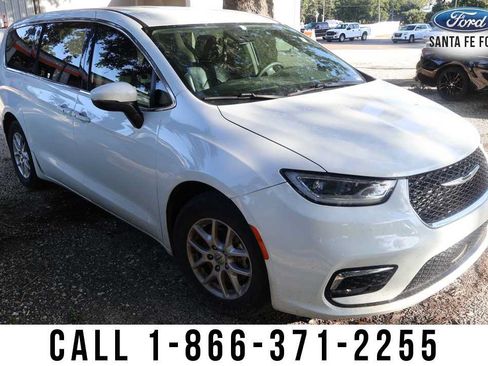 Used 2023 Chrysler Pacifica Touring-L FWD image 4