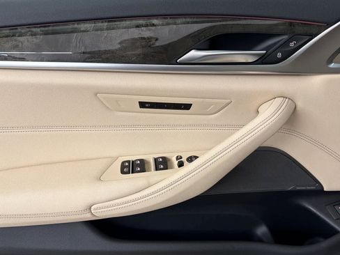 Used 2023 BMW 530e w/ Executive Package image 12