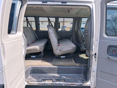 Used 2016 GMC Savana 2500 LT w/ LT Preferred Equipment Group image 9