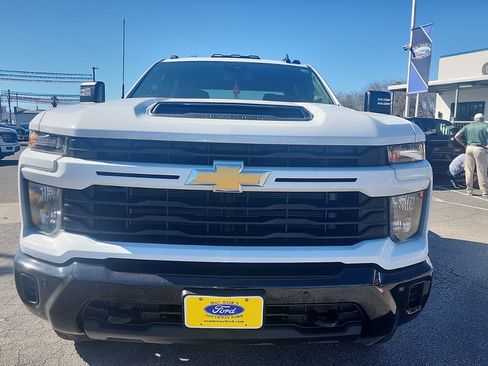 Used 2025 Chevrolet Silverado 2500 Custom w/ Custom Value Package AWD/4WD image 9