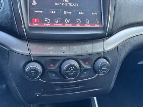 Used 2018 Dodge Journey Crossroad w/ Nav & Sun Group FWD image 17