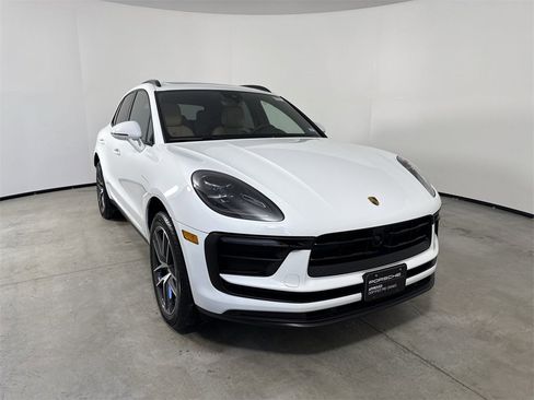 Certified 2025 Porsche Macan image 9