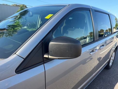 Used 2018 Dodge Grand Caravan SE w/ UConnect Hands-Free Group FWD image 11