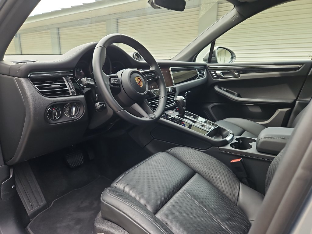 Certified 2026 Porsche Macan Turbo AWD/4WD image 4