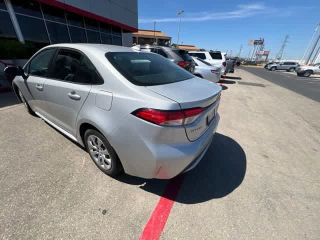 Used 2022 Toyota Corolla LE FWD image 1