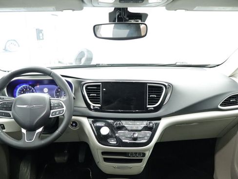 Used 2023 Chrysler Pacifica Touring-L FWD image 20
