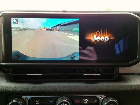 Used 2025 Jeep Gladiator Sport image 11