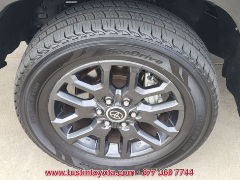 Used 2022 Toyota Tundra Platinum image 9