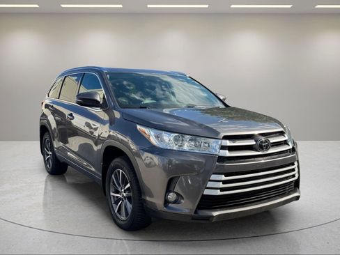 Used 2018 Toyota Highlander XLE AWD/4WD image 7