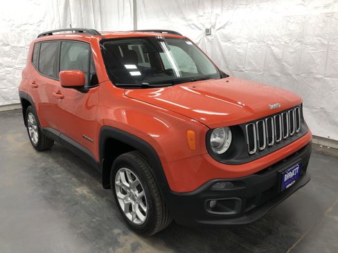 Used 2017 Jeep Renegade Latitude w/ Popular Equipment Group image 3