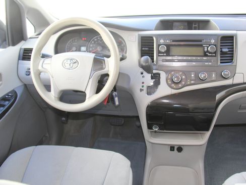 Used 2014 Toyota Sienna L image 9
