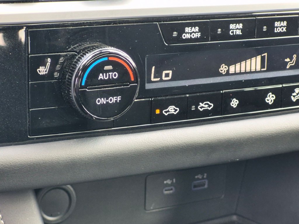 Used 2025 Nissan Pathfinder SV w/ SV Premium Package FWD image 19