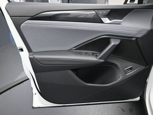 Certified 2025 Volkswagen Tiguan SE image 19