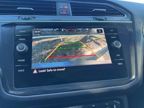 Used 2021 Volkswagen Tiguan SE image 33