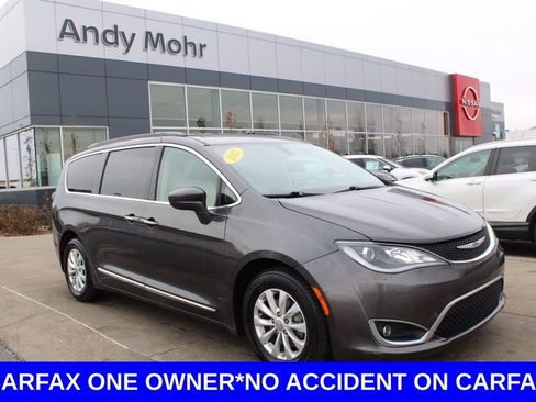 Used 2017 Chrysler Pacifica Touring-L image 1