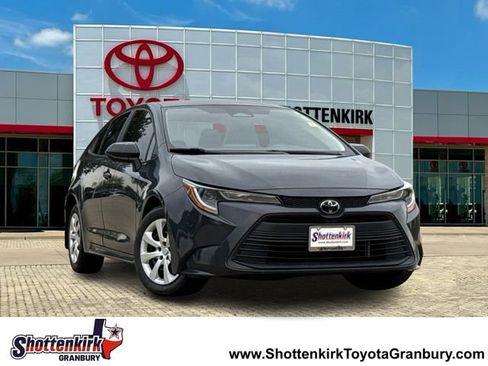 Used 2025 Toyota Corolla LE FWD image 1