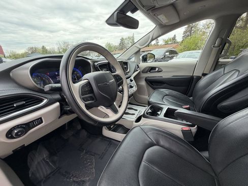 Used 2019 Chrysler Pacifica Limited FWD image 11