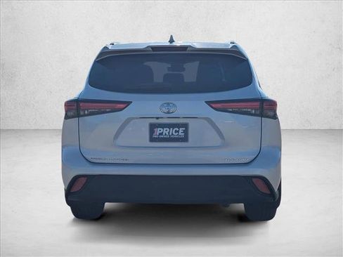 Used 2022 Toyota Highlander XLE image 6