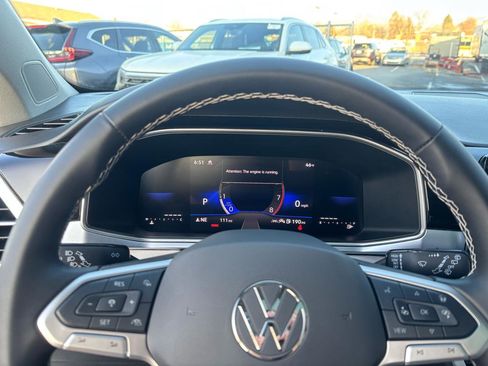 Used 2025 Volkswagen Taos SE w/ Panoramic Sunroof Package image 11