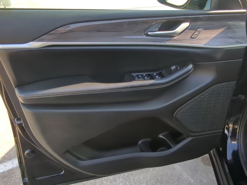 Used 2024 Jeep Grand Cherokee Limited image 13