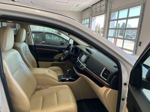 Used 2017 Toyota Highlander Limited image 21