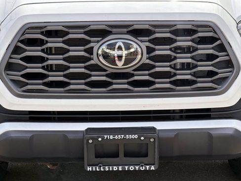 Used 2022 Toyota Tacoma TRD Off-Road AWD/4WD image 9