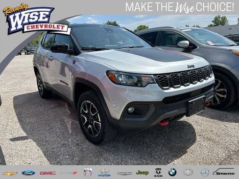 Used 2025 Jeep Compass Trailhawk AWD/4WD image 1