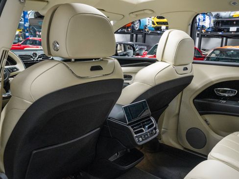 Used 2024 Bentley Bentayga Extended Wheelbase image 28