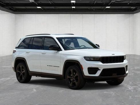 Used 2023 Jeep Grand Cherokee Altitude AWD/4WD image 7