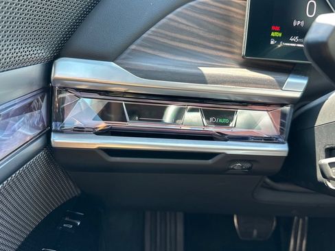 Used 2025 BMW 740i xDrive AWD/4WD image 34