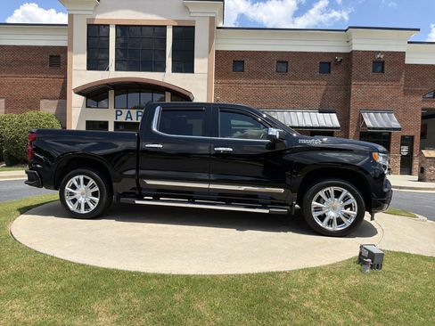 Used 2022 Chevrolet Silverado 1500 High Country w/ High Country Premium Package AWD/4WD image 4