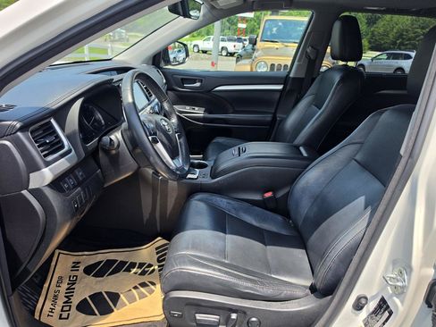 Used 2018 Toyota Highlander XLE FWD image 3