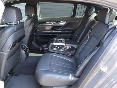 Used 2022 BMW 750i xDrive w/ Autobahn Package AWD/4WD image 28