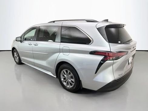 Used 2021 Toyota Sienna XLE w/ XLE Plus Package FWD image 5