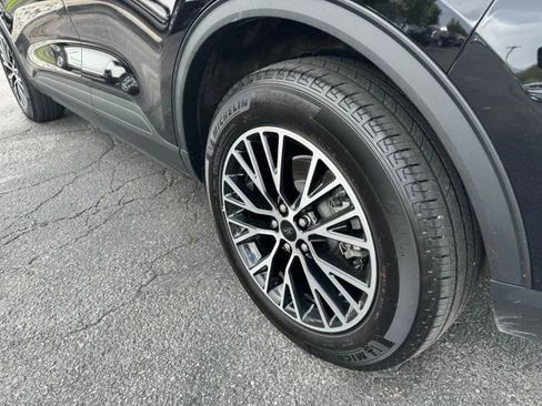 Used 2023 Ford Escape SE image 6