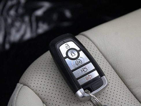 Used 2018 Ford Edge Titanium w/ Equipment Group 301A AWD/4WD image 30