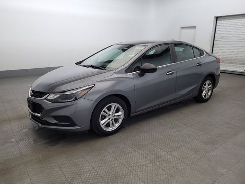 Used 2018 Chevrolet Cruze LT FWD image 2