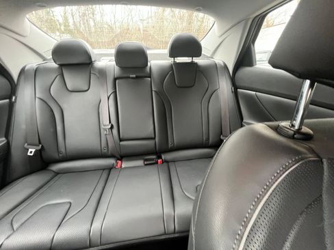 Used 2025 Hyundai Elantra Limited image 35