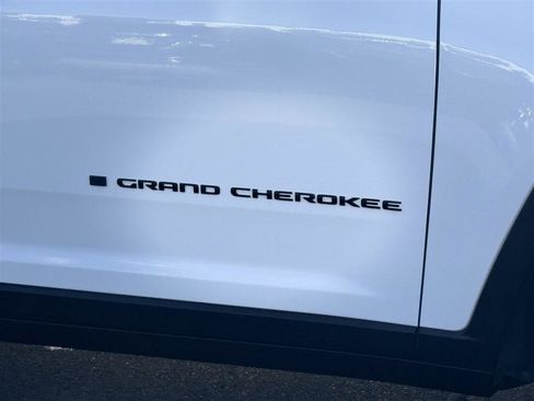 Used 2023 Jeep Grand Cherokee Limited w/ Black Appearance Package AWD/4WD image 9