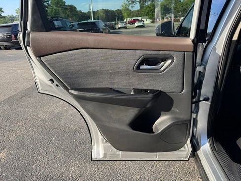 Used 2021 Nissan Rogue SV image 15