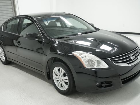 Used 2012 Nissan Altima 2.5 S w/ 20th Anniversary Pkg FWD image 3